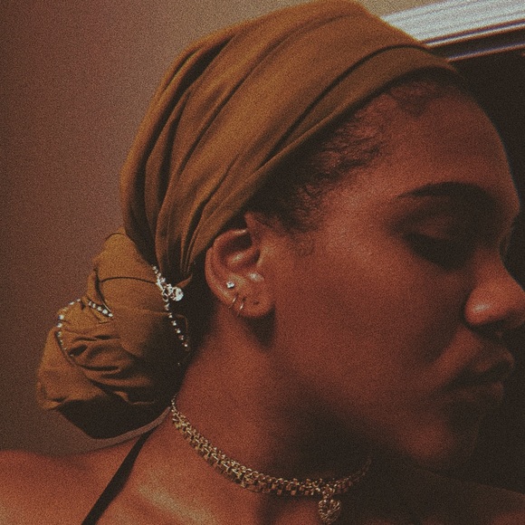 Meet your Posher, Courtney - Picture 2 of 2